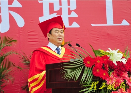 校党委书记都光珍发表了热情洋溢的讲话