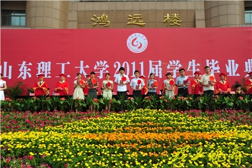 校领导为优秀毕业生代表颁发了获奖证书